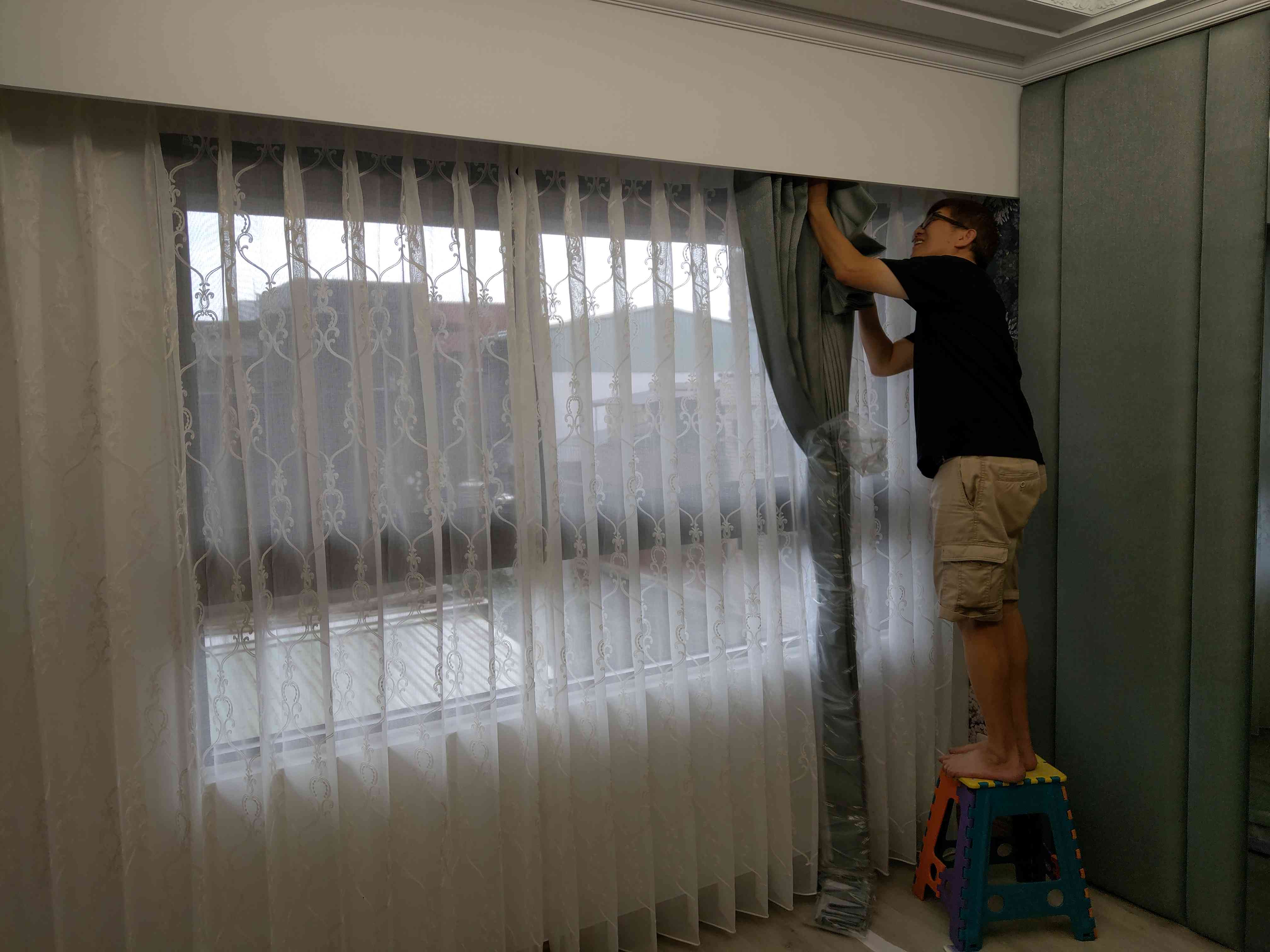 臥室電動窗簾案例示意圖：智慧窗簾系統與遮光窗簾規劃