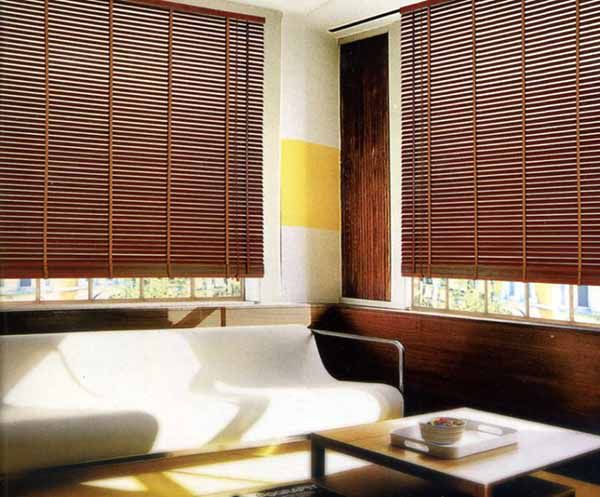 木百葉窗簾設計：環保木質窗飾，簡約美觀，提供自然光線調節，增添居家溫馨感，打造自然風格室內空間。